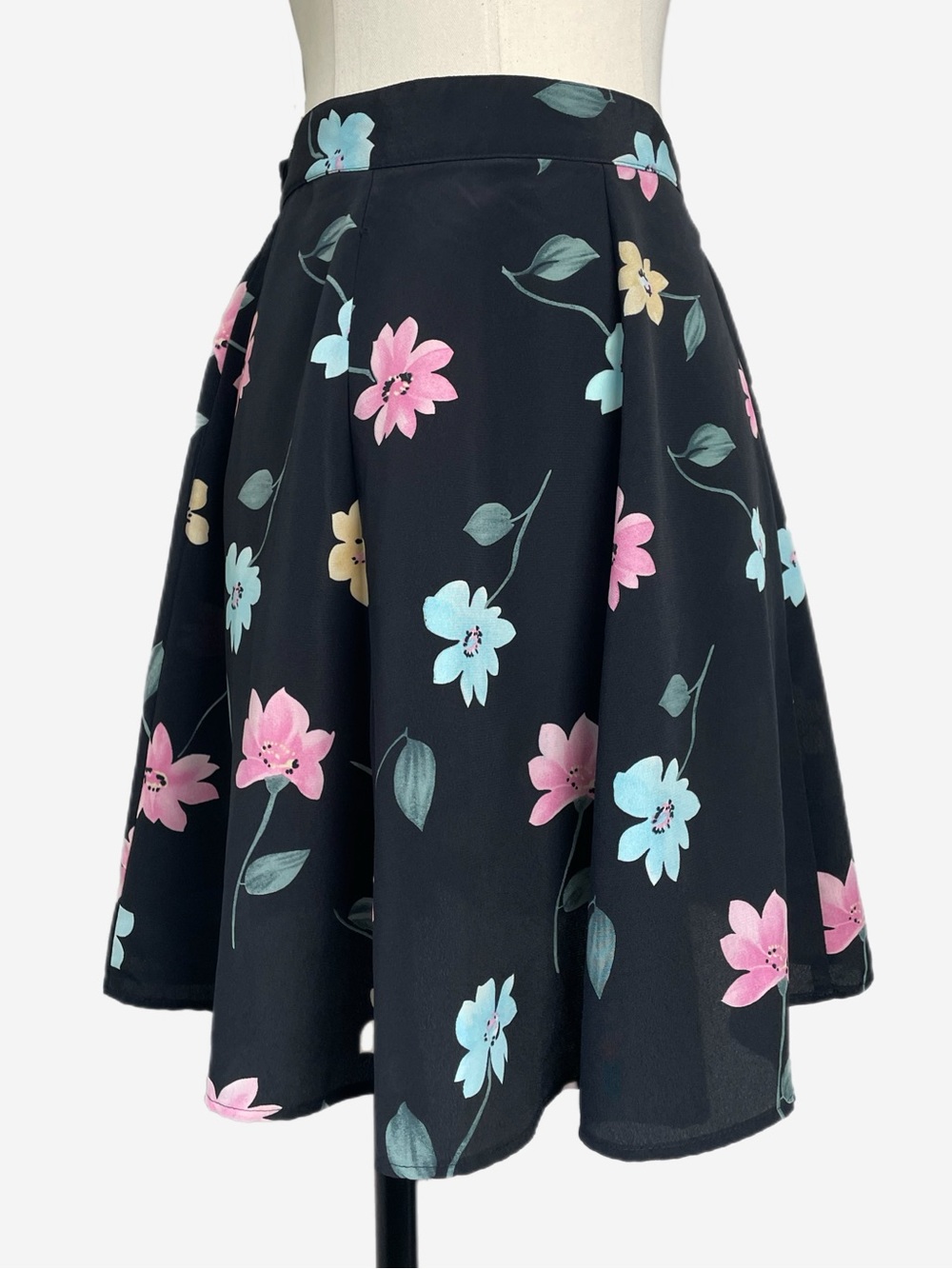 Vintage 90s Sellecca Black floral a-line mini skirt flowy spring classic girly M